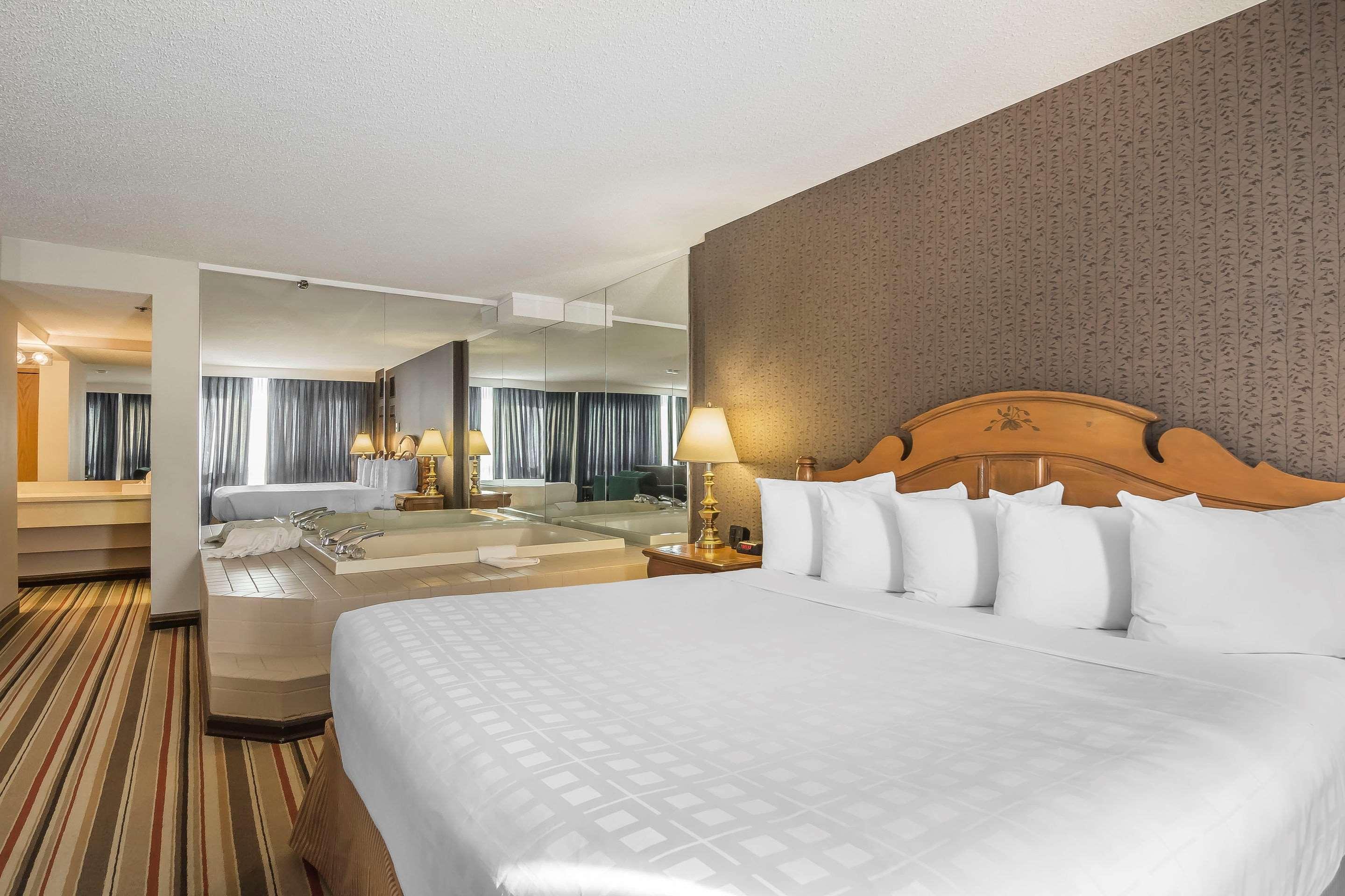 แคลเรียน โฮเต็ล แอนด์ คอนเฟอเรนซ์ เซ็นเตอร์ กัลกรี Hotel คาลการี ภายนอก รูปภาพ