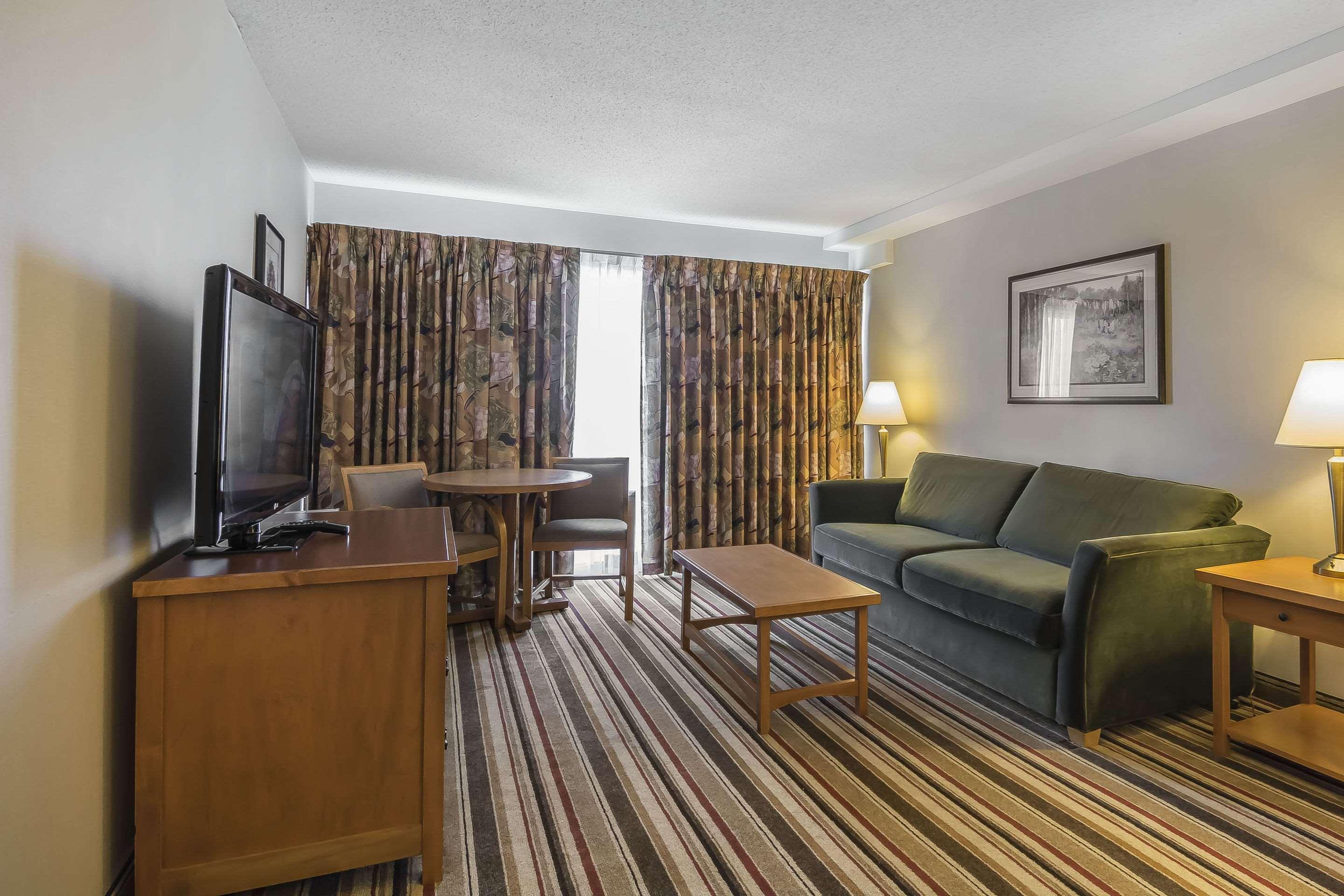 แคลเรียน โฮเต็ล แอนด์ คอนเฟอเรนซ์ เซ็นเตอร์ กัลกรี Hotel คาลการี ภายนอก รูปภาพ