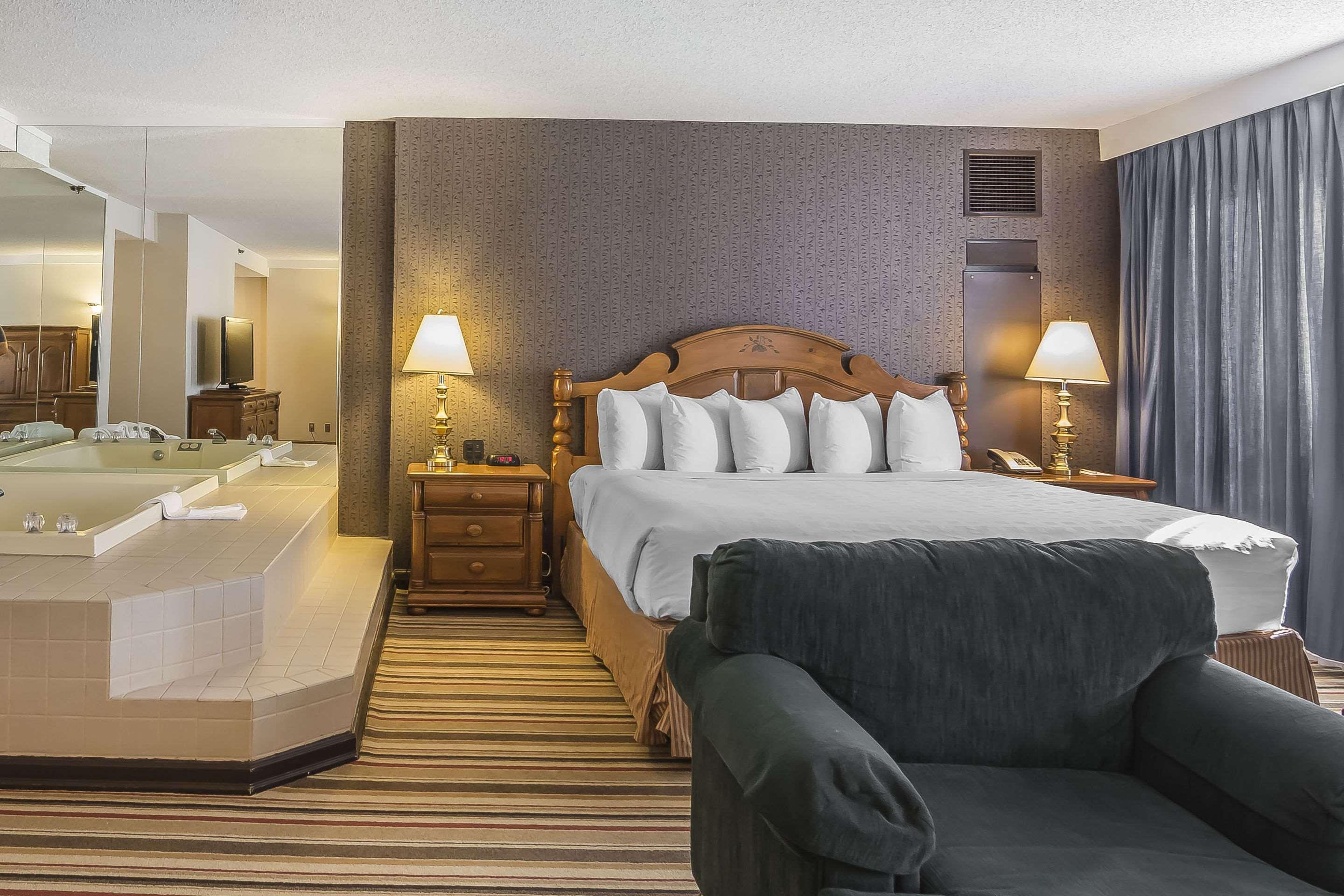 แคลเรียน โฮเต็ล แอนด์ คอนเฟอเรนซ์ เซ็นเตอร์ กัลกรี Hotel คาลการี ภายนอก รูปภาพ
