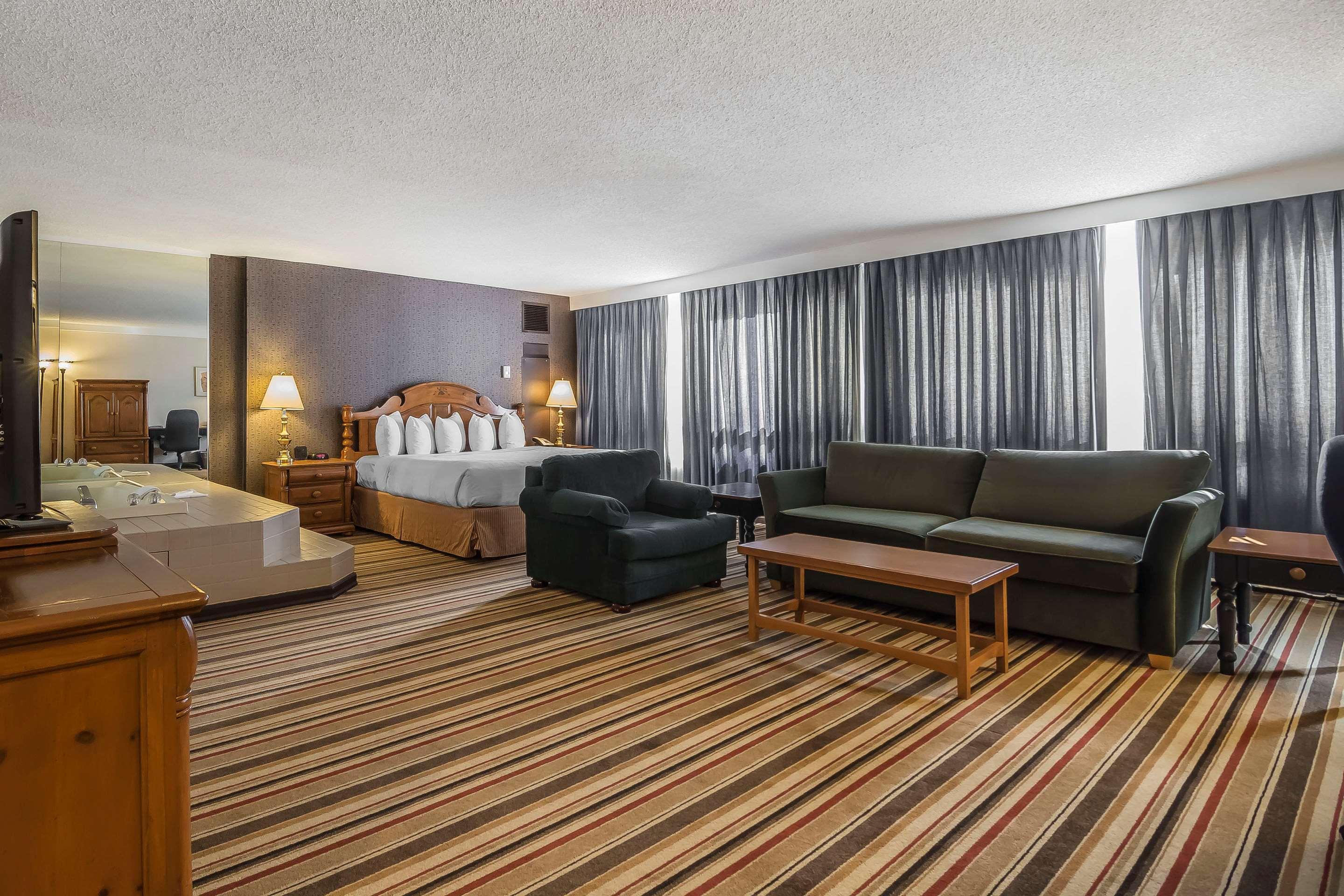 แคลเรียน โฮเต็ล แอนด์ คอนเฟอเรนซ์ เซ็นเตอร์ กัลกรี Hotel คาลการี ภายนอก รูปภาพ