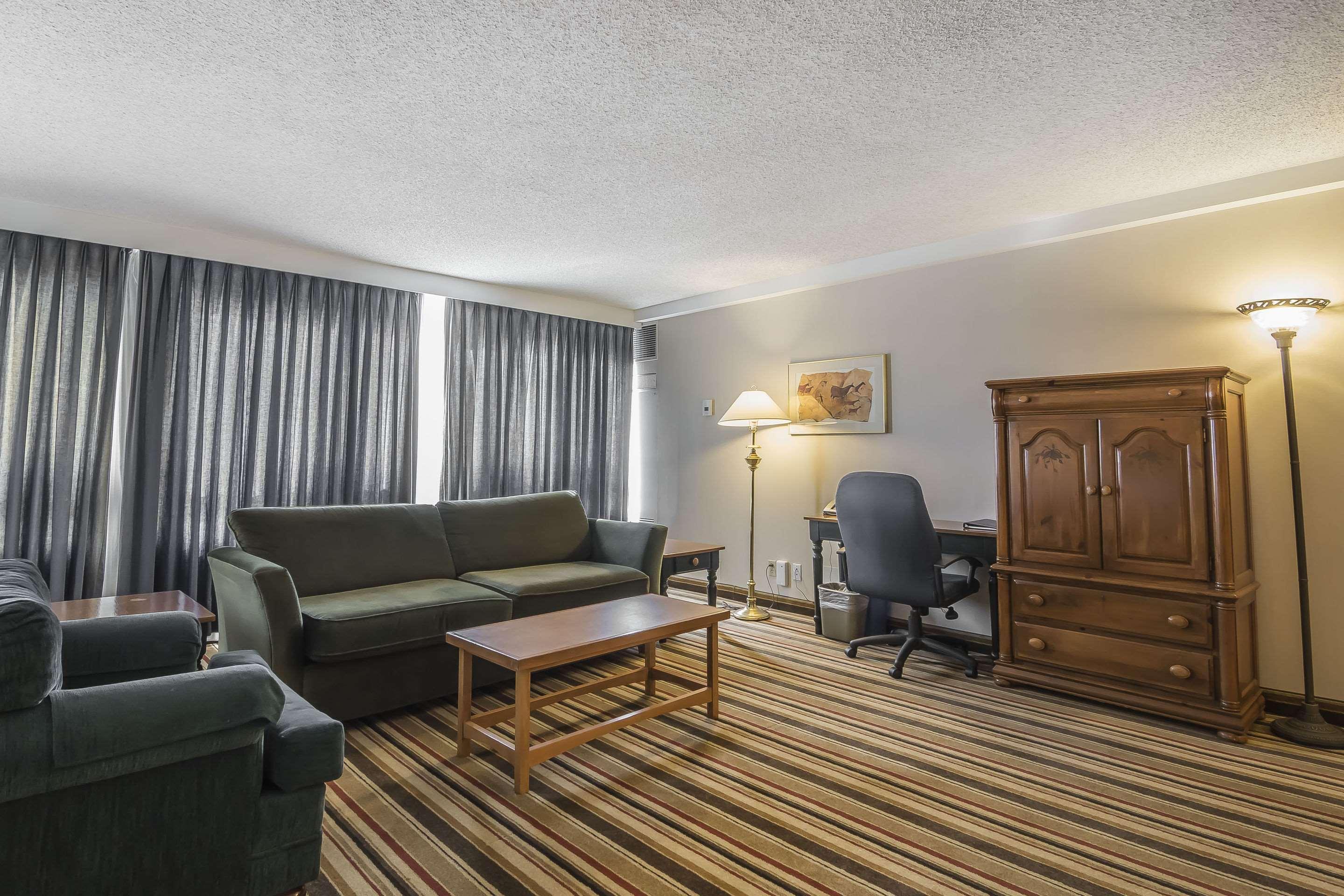 แคลเรียน โฮเต็ล แอนด์ คอนเฟอเรนซ์ เซ็นเตอร์ กัลกรี Hotel คาลการี ภายนอก รูปภาพ